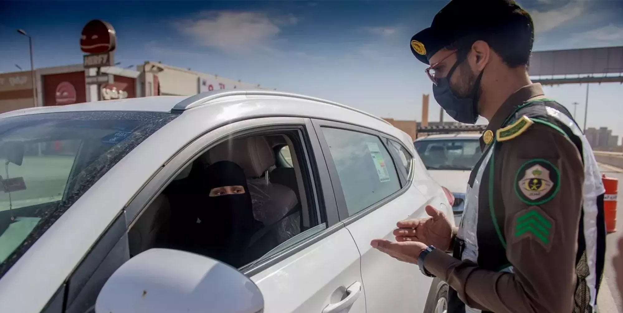 المرور السعودي يكشف هل يمكن نقل ملكية سيارة وعليها مخالفات أم لا